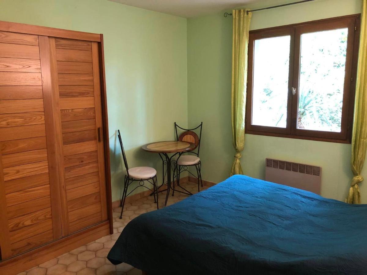 Hotel Les Persedes Lavilledieu  Екстер'єр фото